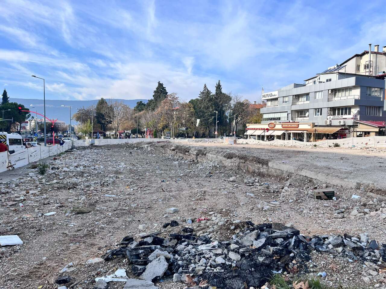 Yıkım Bitti, Bekleyiş Sürüyor: Muğlalı İşhanı Arsasında Son Durum 7
